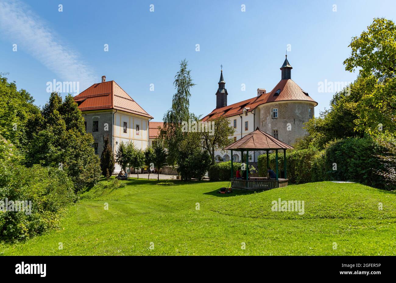 Ein Bild der Burg Škofja Loka aus ihren Gärten. Stockfoto