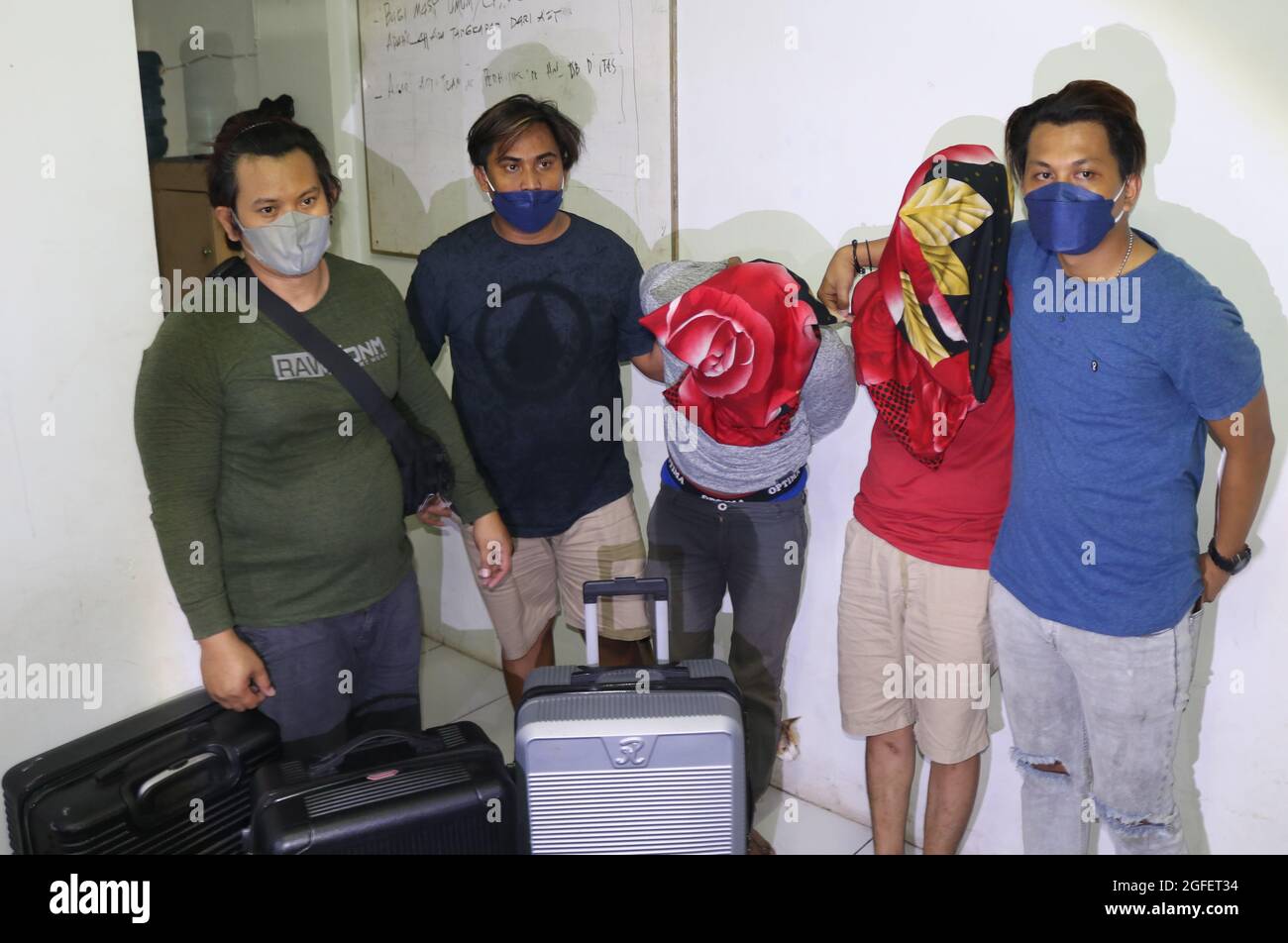 Makassar, Süd-Sulawesi, Indonesien. August 2021. Zwei internationale Drogenhändler wurden von einem Spezialteam der Sulawesi Police Narcotics Unit in einem Hotel in Makassar verhaftet. Die beiden wurden sofort zur Untersuchung in das Polizeihauptquartier Südsulawesi gebracht. Die Polizei konfiszierte drei große Säcke mit 40 kg Methamphetamin und 4,000 Ecstasy-Pillen. (Bild: © Herwin Bahar/ZUMA Press Wire) Stockfoto