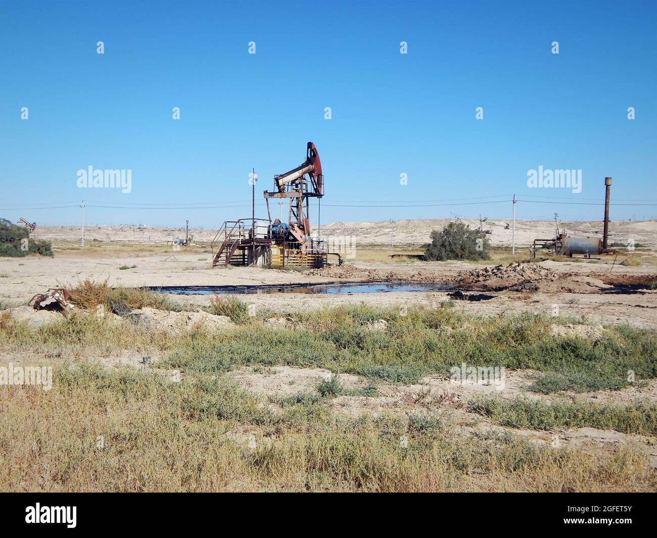 Alter Ölschaukelstuhl. Ölfeld in der Region Mangistau. Kasachstan. 17. August. 2019 Jahre. Stockfoto