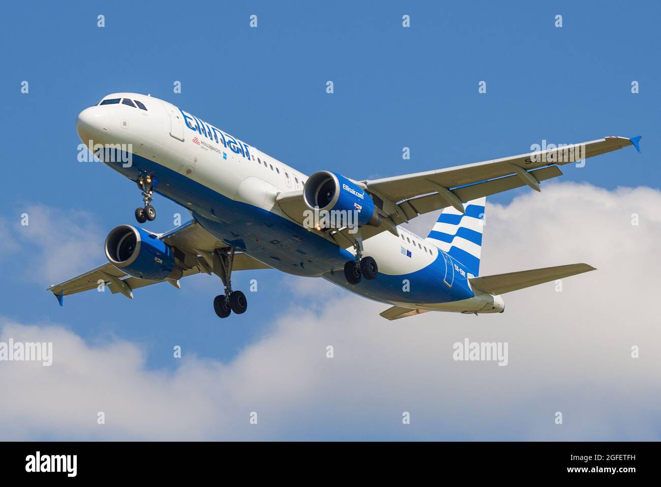 SANKT PETERSBURG, RUSSLAND - 13. MAI 2019: Flugzeug Airbus A320-200 (SX-EMY) der Ellinair-Fluggesellschaften auf der Gleitschirmbahn Stockfoto
