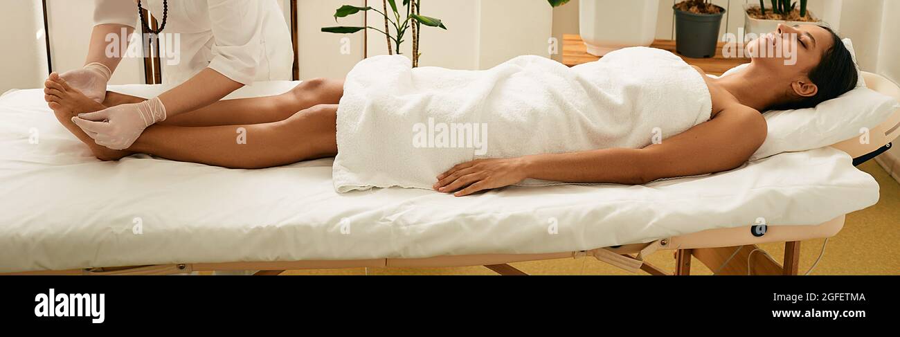 Asiatische Frau genießt Akupunktur Verfahren liegen auf Massageliege Tisch im Wellness-Spa Stockfoto