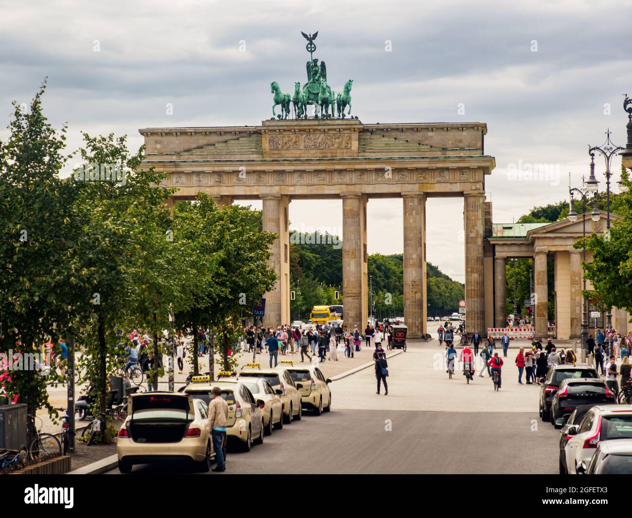 Potsdam, Poczdam, Deutschland - 2020. Aug: Das Brandenburger Tor, vom Pariser Platz aus gesehen auf der Ostseite. Europa Stockfoto