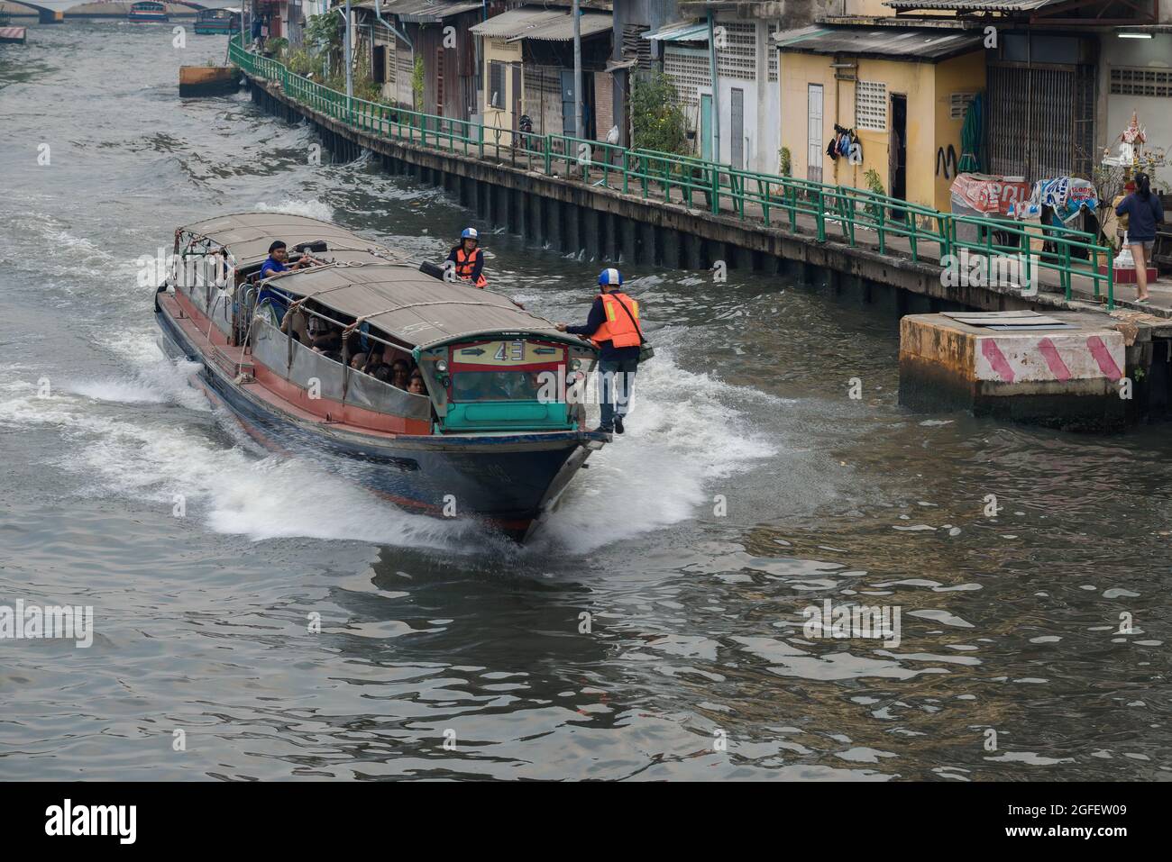 BANGKOK, THAILAND - 28. DEZEMBER 2018: Passagier-Shuttle-Boot auf dem Mahanak-Kanal. Stadtverkehr in Bangkok Stockfoto