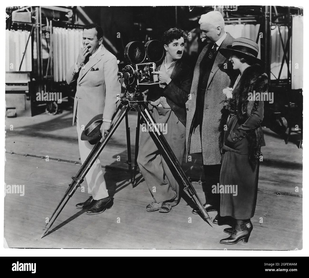 Douglas Fairbanks, Charlie Chaplin, Oscar Amos Price, der Präsident der United Artists Corporation, und Mary Pickford werfen einen Blick auf eine Kamera. Stockfoto