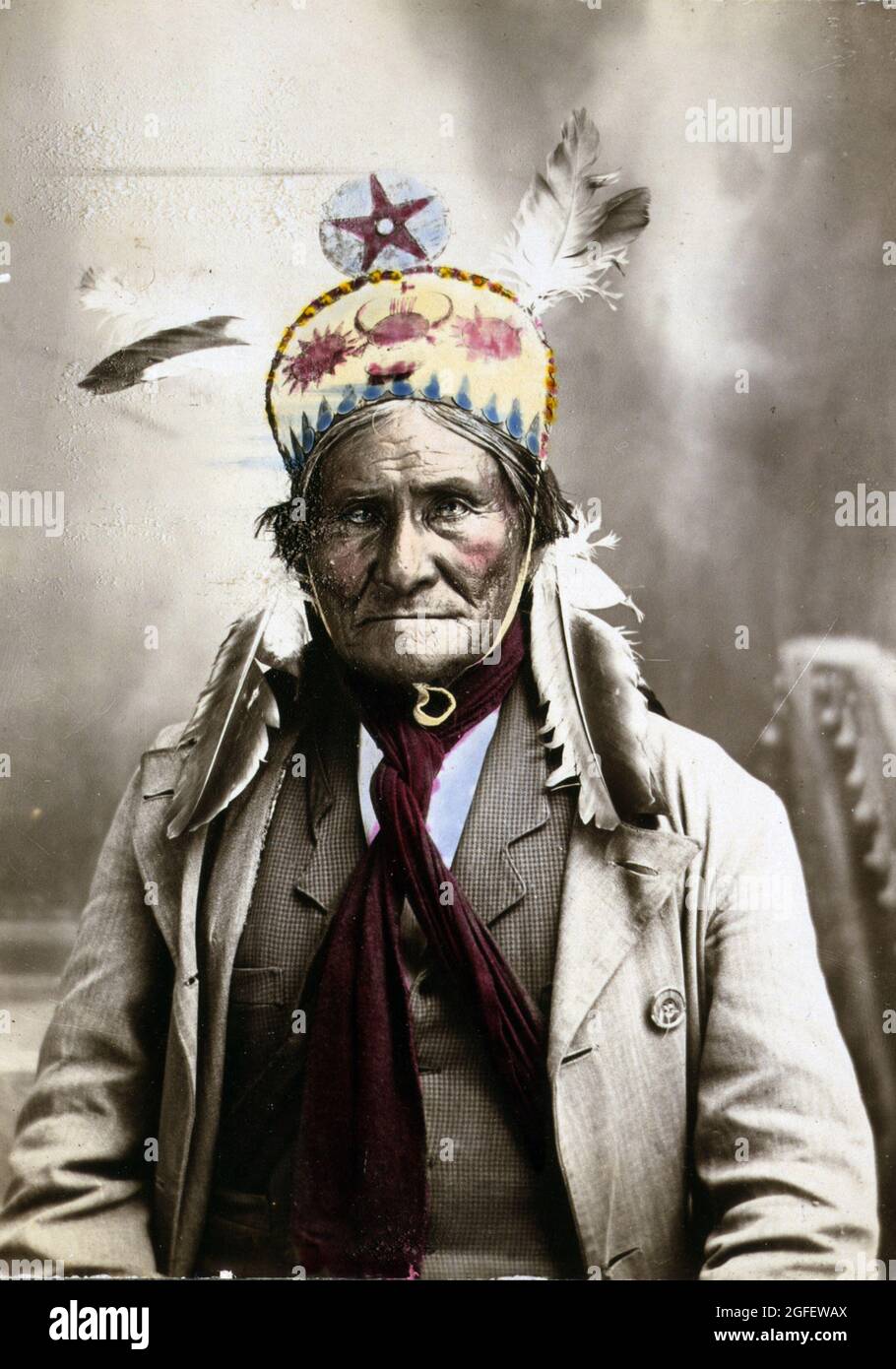 Geronimo (1829–1909) Halblanges Porträt, Vorderseite – Geronimo, der gebürtige amerikaner, den General Miles den 'menschlichen Tiger' nannte, c 1903. Stockfoto