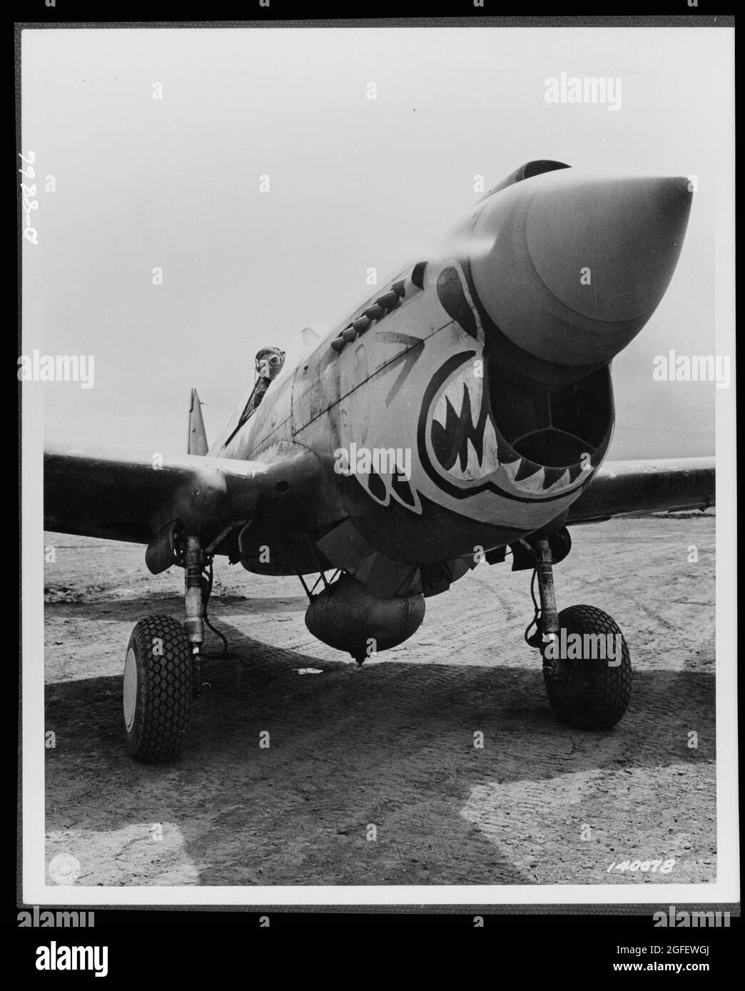 Flugzeug. Armee. Einer der verdoppelten „Flying Tigers“, der bereit ist, in einem Curtiss P-40 „Warhawk“-Kampfflugzeug von einem Alaskan-Punkt abzuheben. 1944. Stockfoto