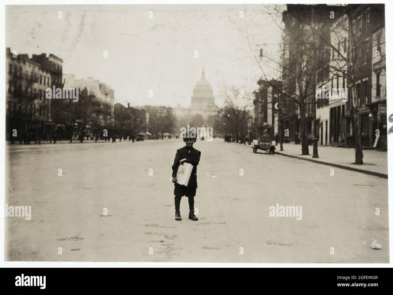Sonntag. 7 Jahre alter Nachrichtenbub – 1912. April – Foto von Lewis Hine. Kapitol der Vereinigten Staaten im Hintergrund / Washington DC. Stockfoto