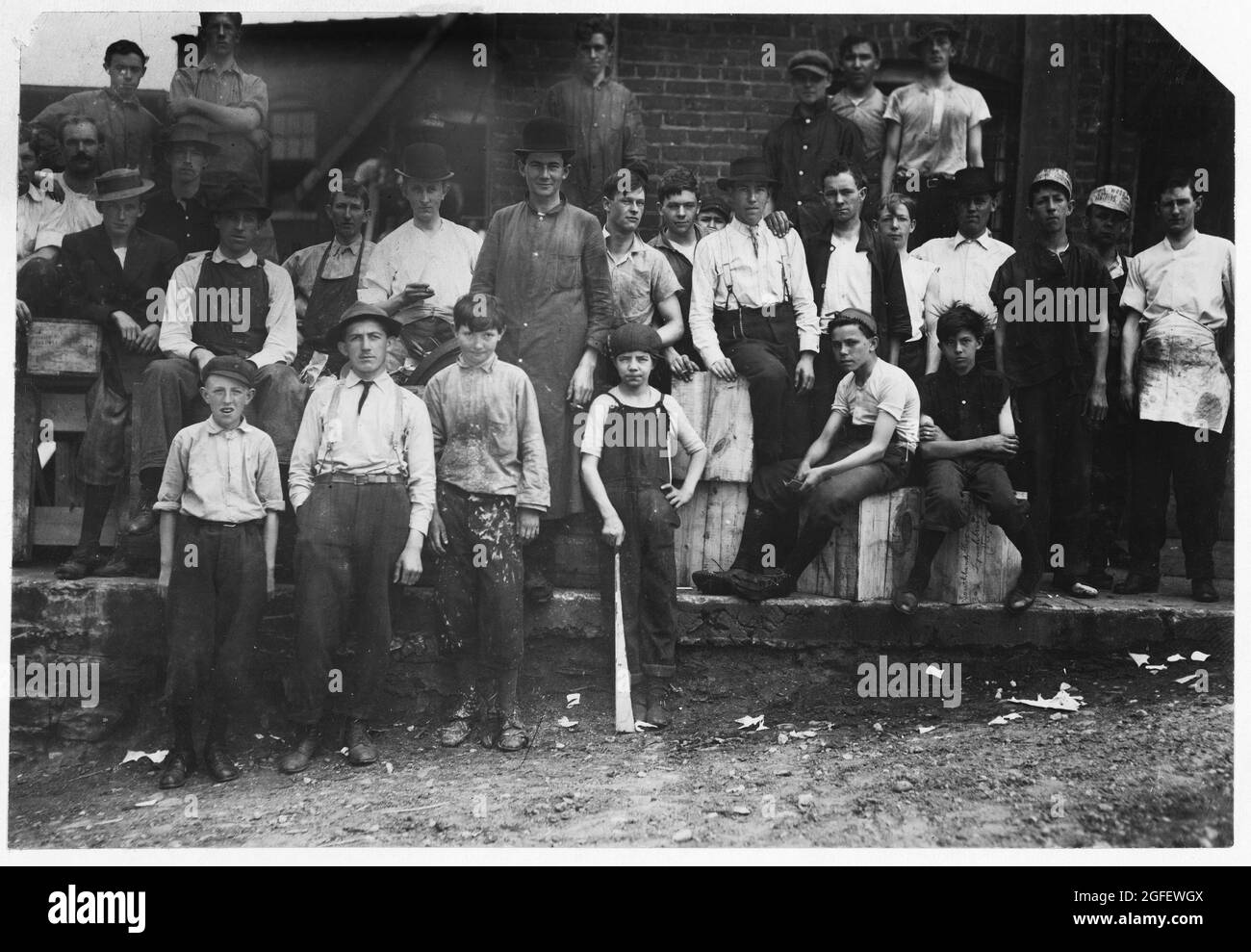 „die kleinsten Arbeiter, die ich in der Southland Shoe Factory, Lynchburg, Virginia, finden konnte“. – Lewis Hine, 1874-1940, Fotograf. Kinderarbeit. Mai 1911. Stockfoto