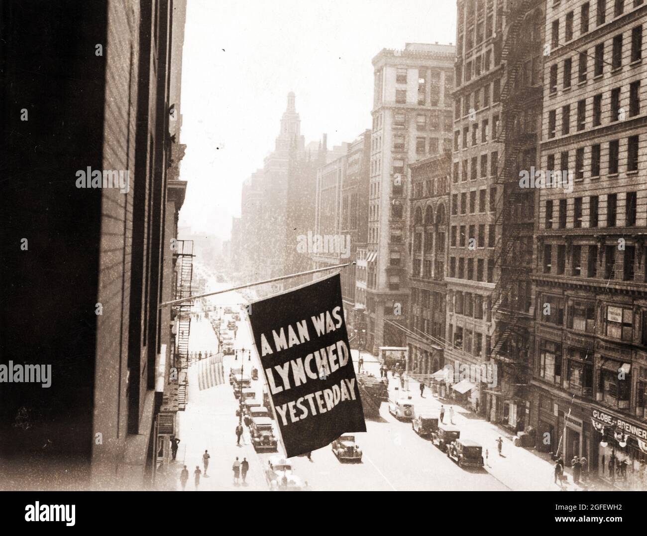 Flagge, die das Lynchen ankündigt, geflogen vom Fenster des NAACP-Hauptquartiers auf der 69 Fifth Ave., New York City – „EIN Mann wurde gestern gelyncht“ c 1936. Stockfoto