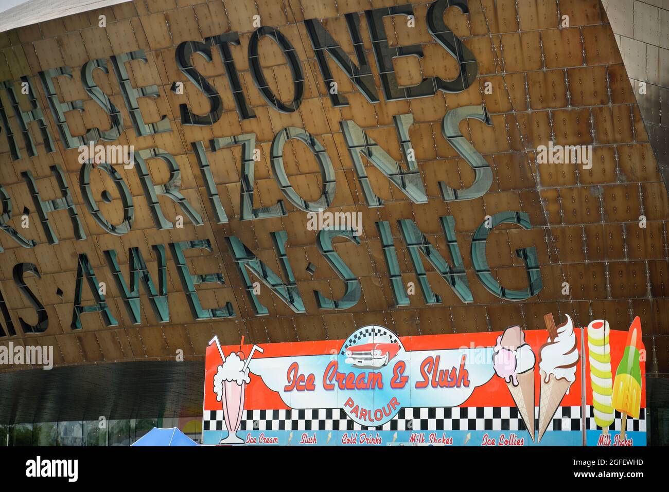 Das Wales Millennium Centre, in Cardiff Bay. Heimat verschiedener Kunstorganisationen, darunter die Welsh National Opera. „In These Stones, Horizons Sing“ Stockfoto