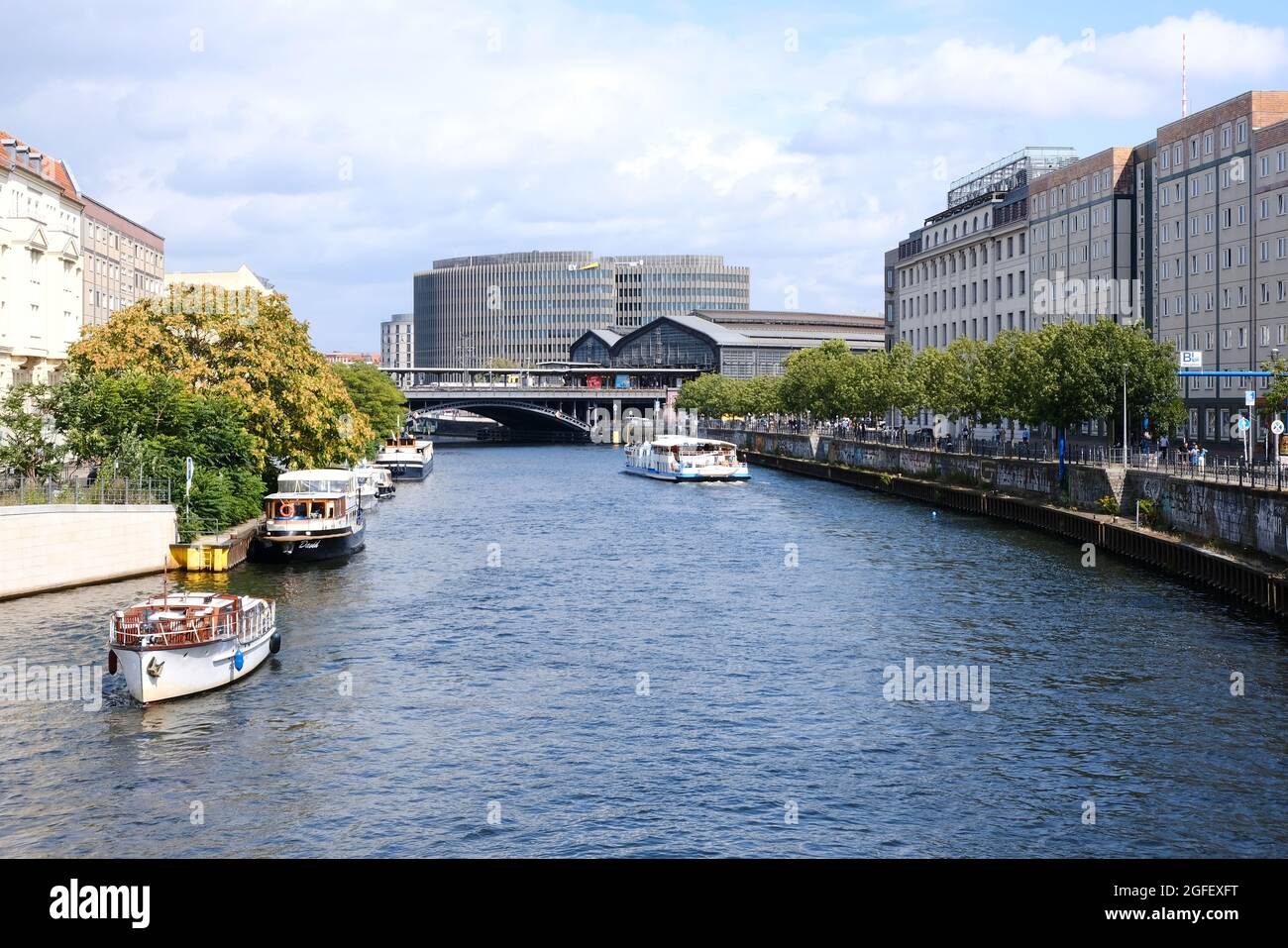 Berlin, 19. August 2021, Blick von der Wilhelmstraße über die Spree zur Friedrichstraße Stockfoto