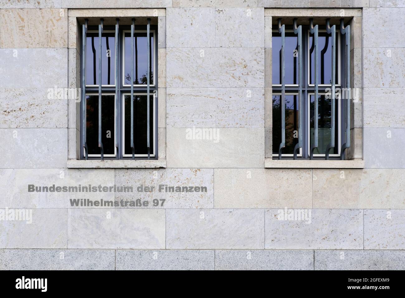 Berlin, 22. August 2021, Detail des Bundesfinanzministeriums im Gebäude des ehemaligen Reichsluftfahrtministeriums. Stockfoto