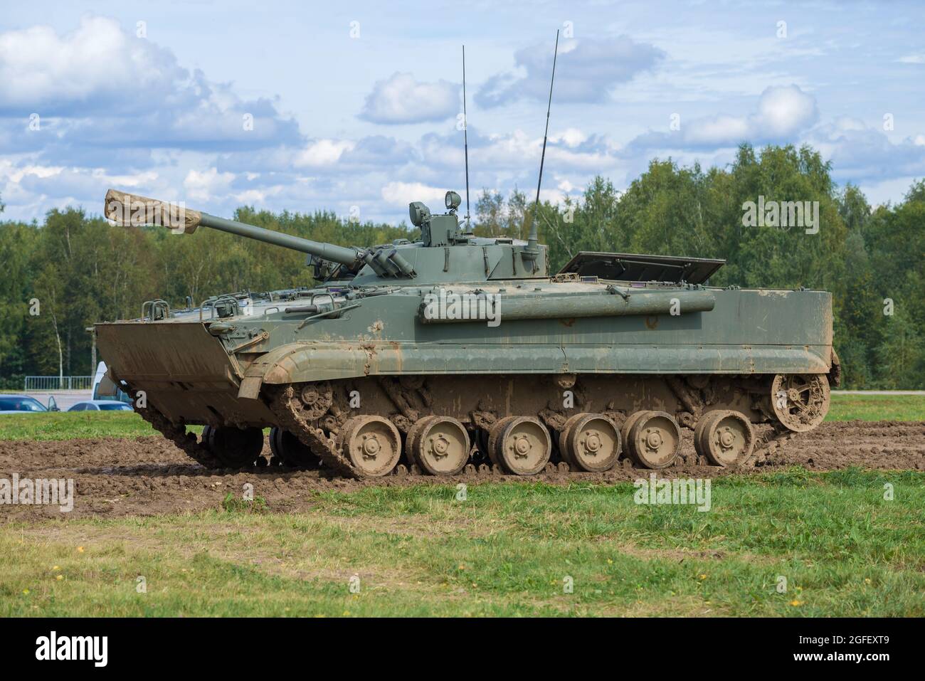 ALABINO, RUSSLAND - 27. AUGUST 2021: Russische Infanterie Kampffahrzeug BMP-3 Nahaufnahme. Alabino Trainingsgelände, 'Army-2020' International Military Techn Stockfoto