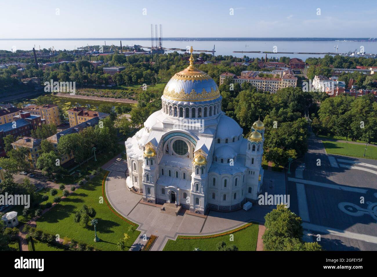 St. Nicholkkathedrale im Stadtbild am Augustmorgen (aufgenommen von einem Quadcopter). Kronshtadt, Russland Stockfoto