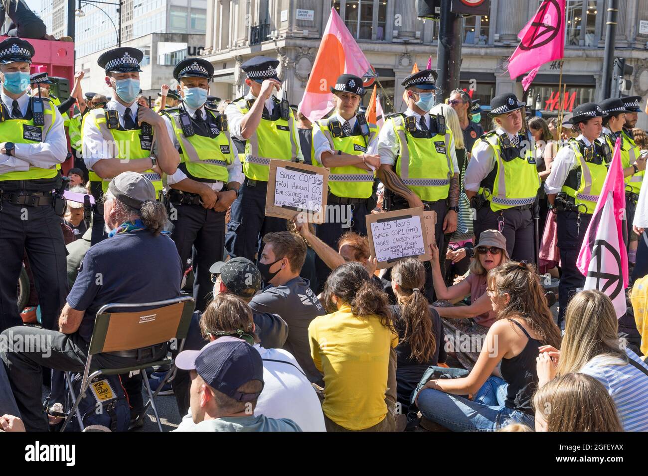 Extinction Rebellion Protestierende am Oxford Circus protestieren gegen den Klimawandel. Protestierende sitzen vor der Polizei. London Stockfoto