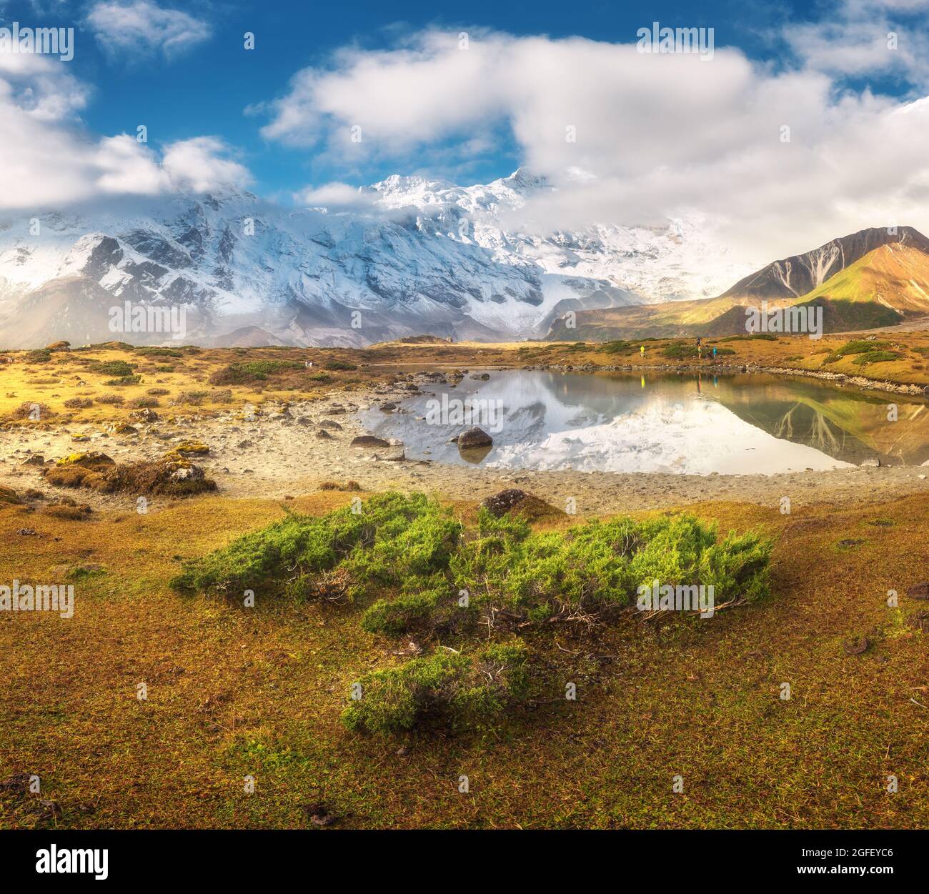 Manaslu Berg in Wolken und See bei Sonnenaufgang in Nepal Stockfoto