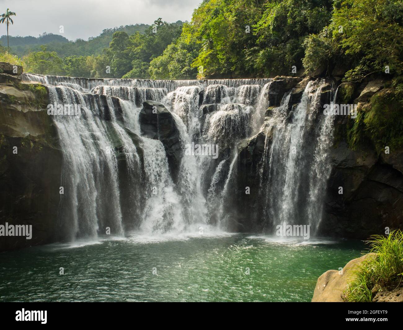 Pingxi shifen Wasserfall im Bezirk in New Taipei. Keelung River, Pingxi, neue Taipei, Taiwan. Schachtelhalm - Punchbowl Wasserfall. Stockfoto