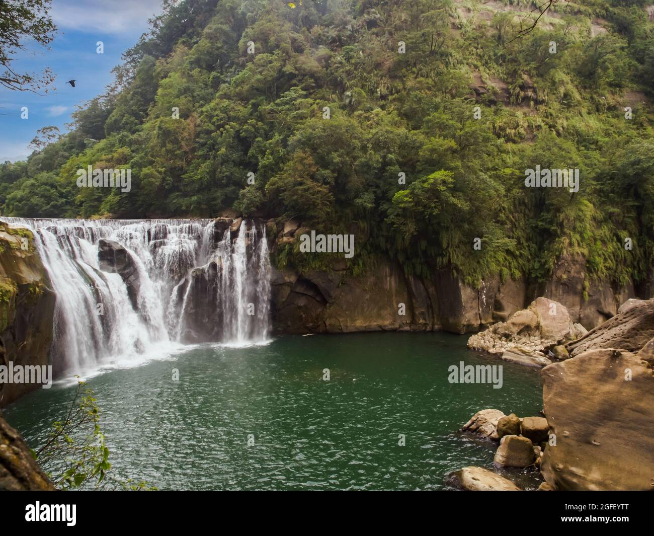 Pingxi shifen Wasserfall im Bezirk in New Taipei. Keelung River, Pingxi, neue Taipei, Taiwan. Schachtelhalm - Punchbowl Wasserfall. Stockfoto