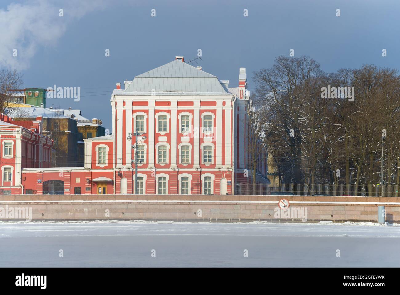SANKT PETERSBURG, RUSSLAND - 15. FEBRUAR 2021: Antikes Gebäude von 12 Colleges (derzeit eines der Gebäude der St. Petersburger Universität) Stockfoto