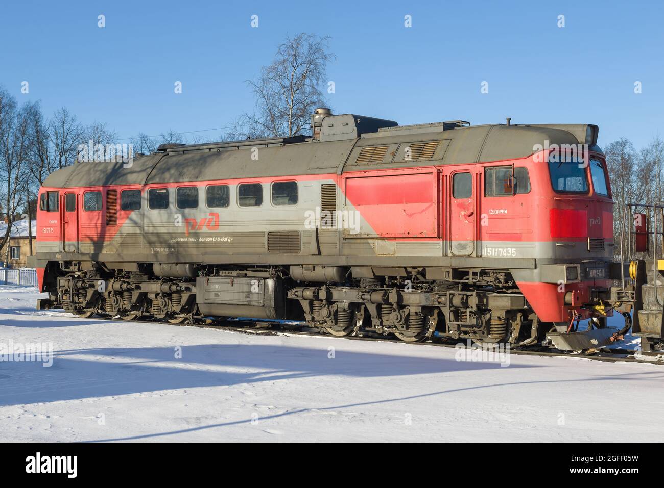 SORTAVALA, RUSSLAND - 10. MÄRZ 2021: Entmilitarisierte Diesel-Lokomotive DM62 auf dem Bahnhof Sortavala an einem Märznachmittag Stockfoto