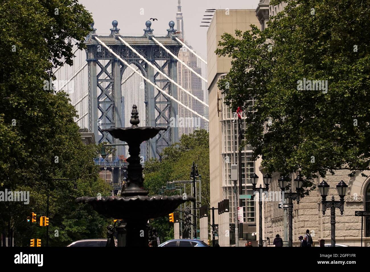 borough Hall Fountain in Downtown Brooklyn NYC mit Manhattan Bridge und Empire State Building im Hintergrund Stockfoto