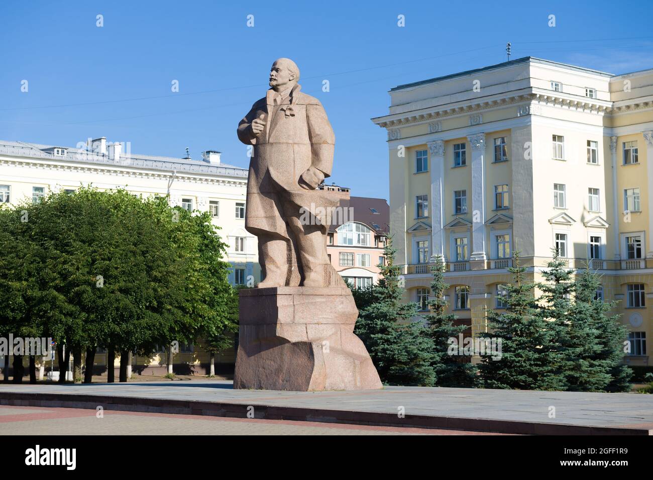 SMOLENSK, RUSSLAND - 05. JULI 2021: Denkmal für W. I. Lenin (Uljanow) auf dem zentralen Platz an einem sonnigen Julitag Stockfoto