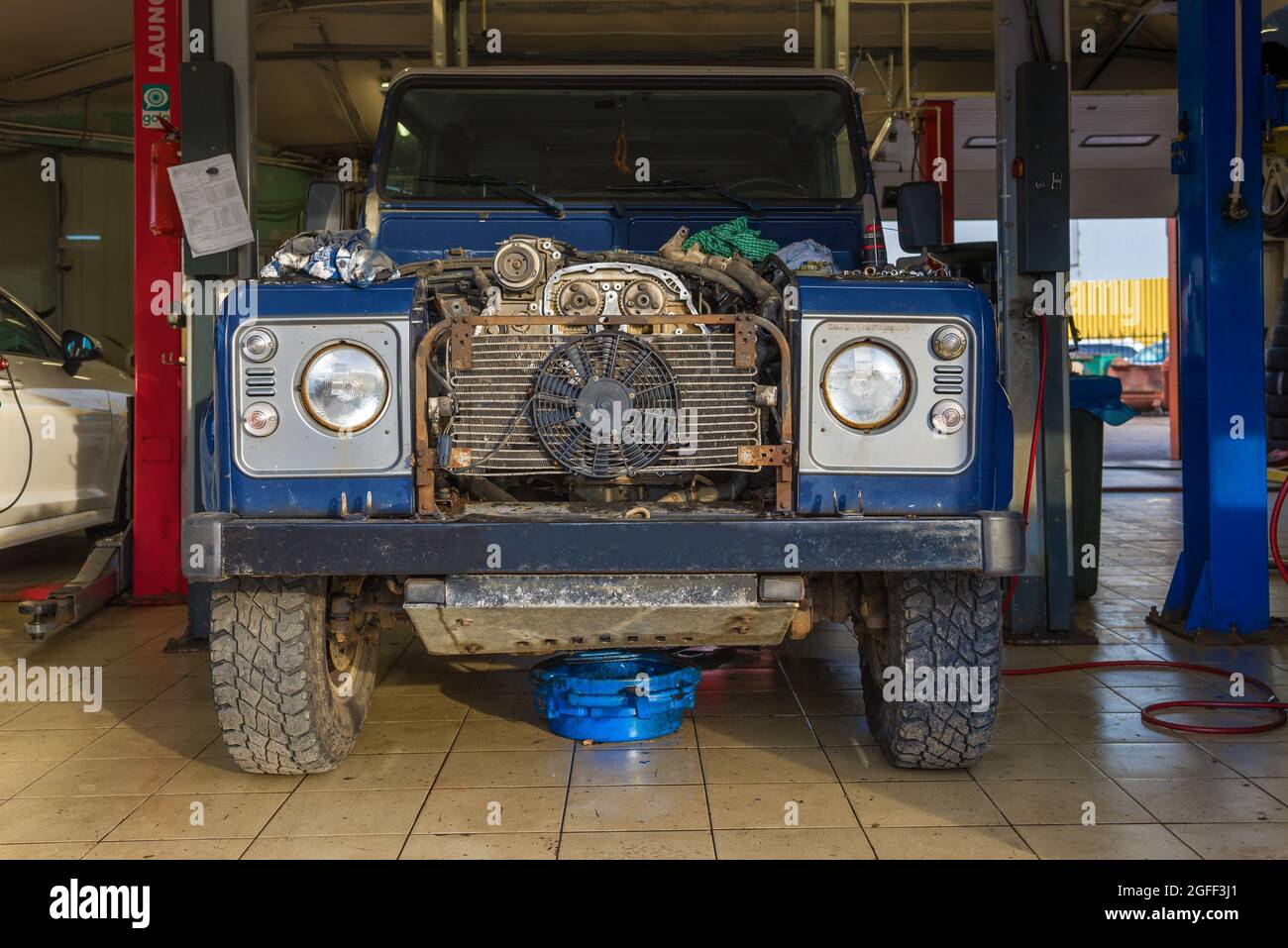 SANKT PETERSBURG, RUSSLAND - 10. AUGUST 2021: Alter Land Rover Defender auf einem Autoservice Stockfoto