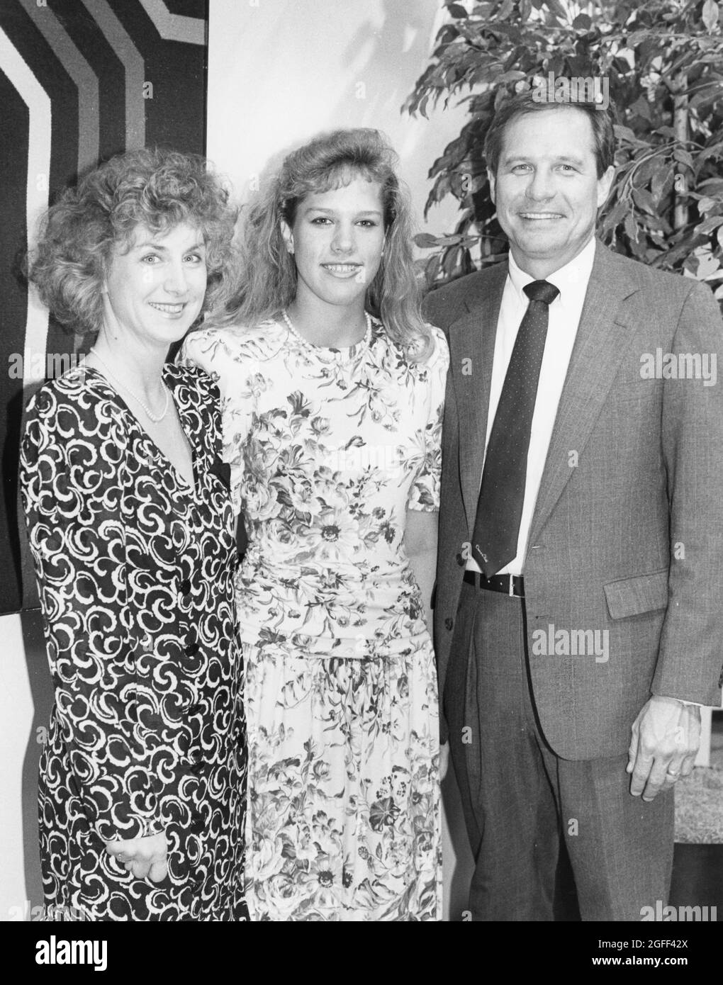 Austin Texas USA, um 1992: High School Senior, der ein akademisches Stipendium erhielt und zusammen mit den Eltern bei den Pre-Graduation-Zeremonien posierte. ©Bob Daemmrich Stockfoto