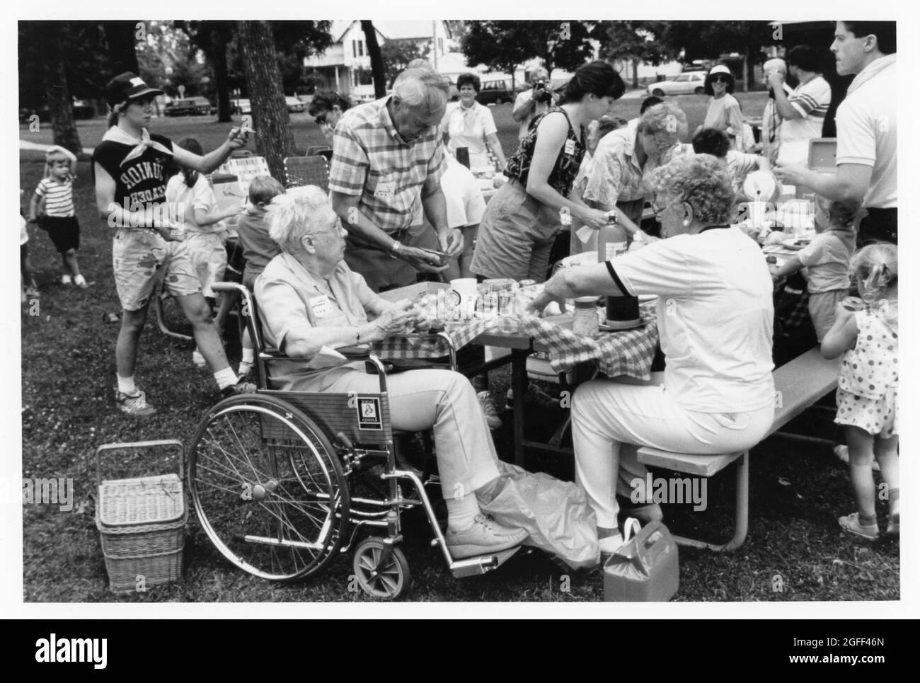 Waukesha Wisconsin um 1992: Alle Altersgruppen besuchen die McCauley Family Reunion im Stadtpark am Sommerwochenende. (Bobs Verwandte) ©Bob Daemmrich Stockfoto