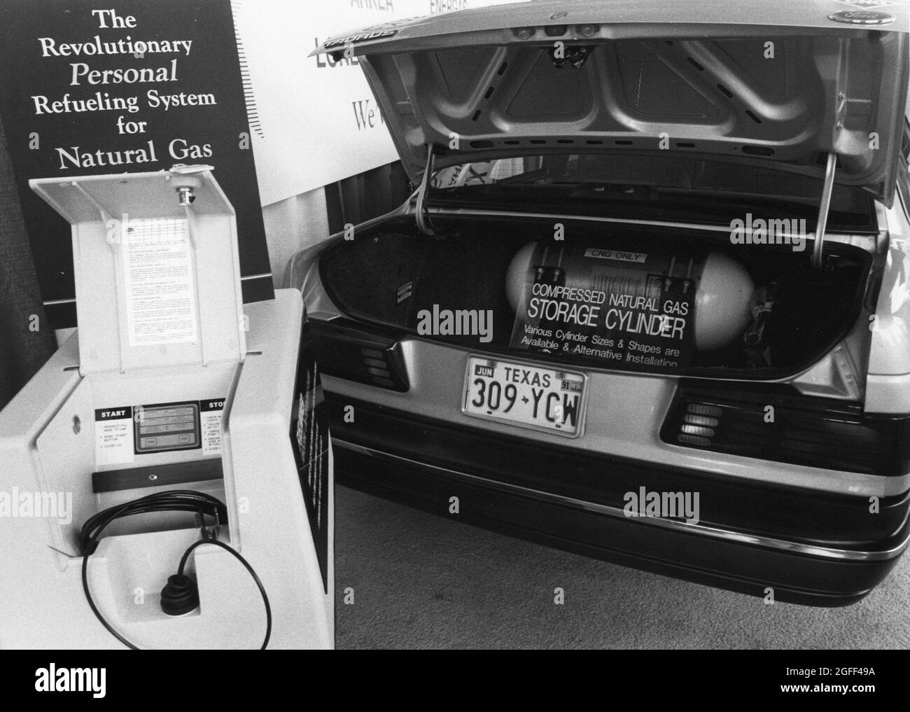 Austin Texas USA, um 1995: Probe-Erdgasbetankungssystem auf einer Konferenz mit alternativen Brennstoffen, die vom Texas Department of Environmental Quality gesponsert wird. ©Bob Daemmrich Stockfoto