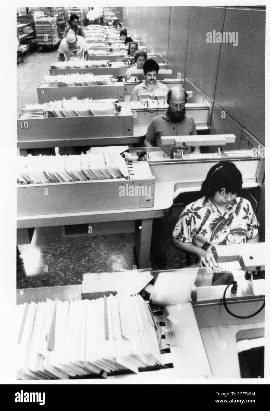 Austin Texas USA, um 1988: Mitarbeiter des US-Postamtes betreiben im regionalen Postverarbeitungszentrum Versandsortiermaschinen. Original in Farbe. ©Bob Daemmrich Stockfoto