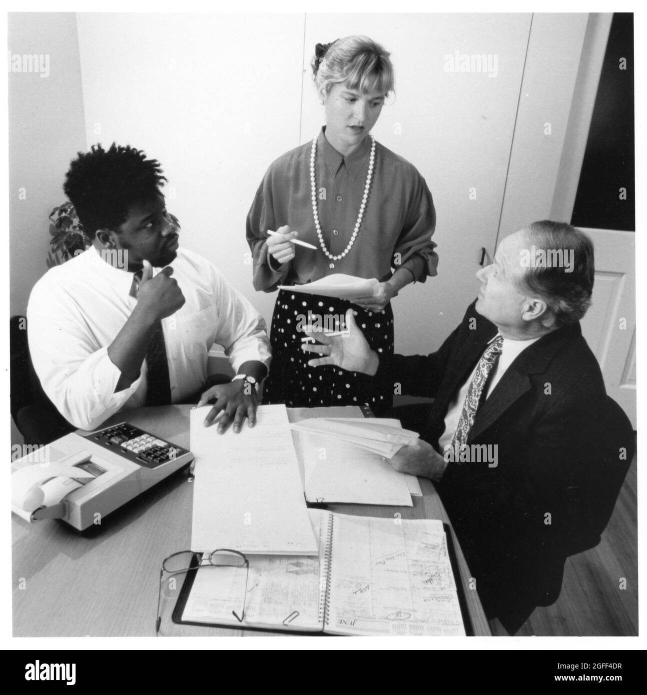 Austin Texas USA, circa1991: (Original in Farbe 6X6) Treffen der Rechnungsabteilung in kleinen Unternehmen. ©Bob Daemmrich Stockfoto