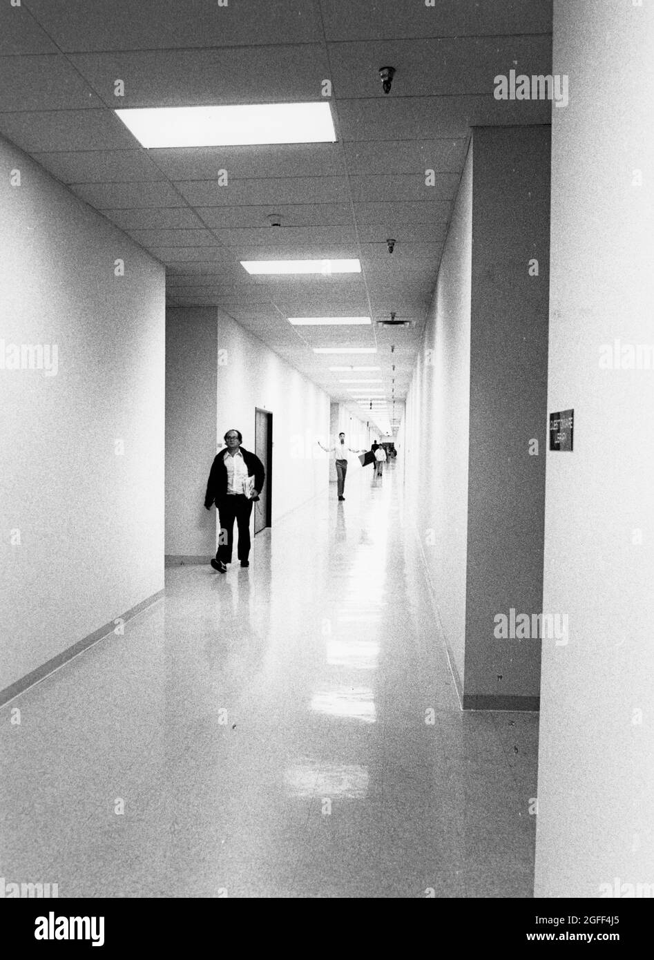 Austin, Texas, USA, um 1991: Langer, enger, fensterloser Flur im Bürogebäude. ©Bob Daemmrich Stockfoto
