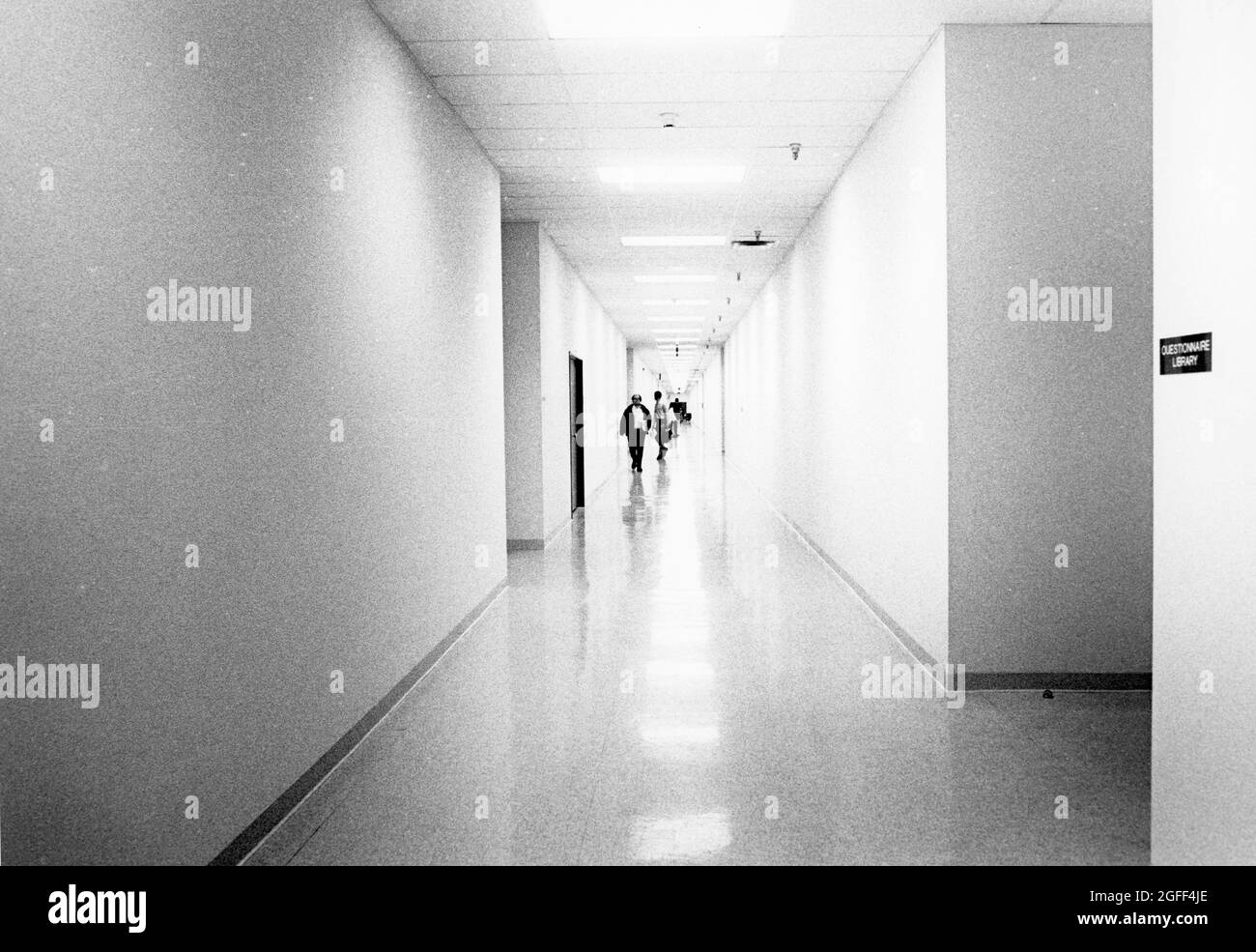 Austin, Texas, USA, um 1991: Langer, enger, fensterloser Flur im Bürogebäude. ©Bob Daemmrich Stockfoto