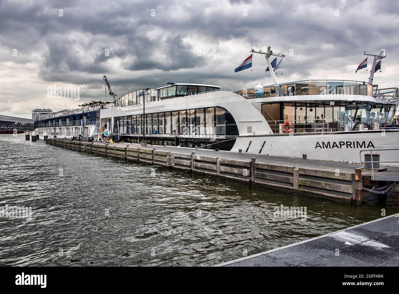 Amsterdam, Niederlande - 13. Juli 2017: Die Amaprima, Teil der Amawaterway River Boat Flotte, dockte in Amsterdam als Teil eines Rheinschiffes an Stockfoto