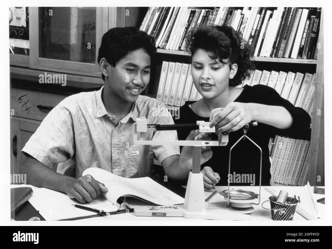 Austin Texas USA, um 1990: High School students using scale to weigh Metals MR es-0230, 0231 (original in color) Austin Texas USA, um 1991: Professioneller Fernsehkamerabetreiber arbeitet daran, öffentliche Anhörung des Schulrates zu übertragen. ©Bob Daemmrich Stockfoto