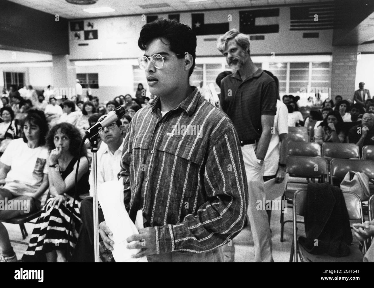 Austin Texas USA, um 1991: High School Student spricht bei der Anhörung an der Schulbank, um sich der möglichen Schließung ihrer High School zu widersetzen. Datei EV3-0220 no mr ©Bob Daemmrich Stockfoto