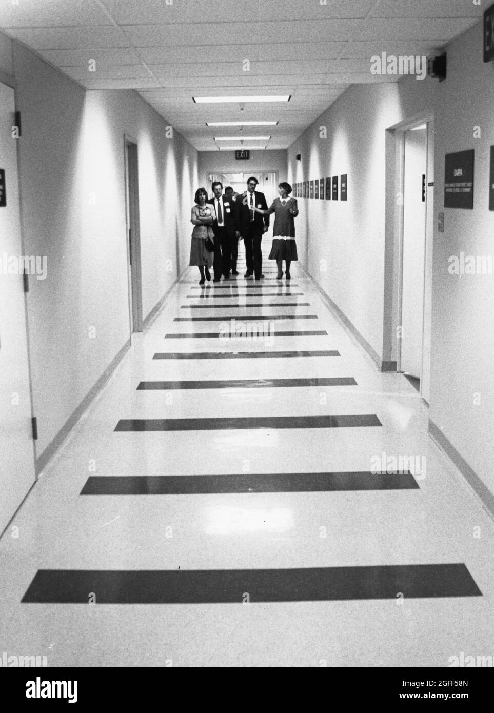 Austin, Texas, USA, um 1988: Gäste, die während der öffentlichen Einweihung der Einrichtung eine neue Computerchip-Fabrik besichtigen. ©Bob Daemmrich Stockfoto
