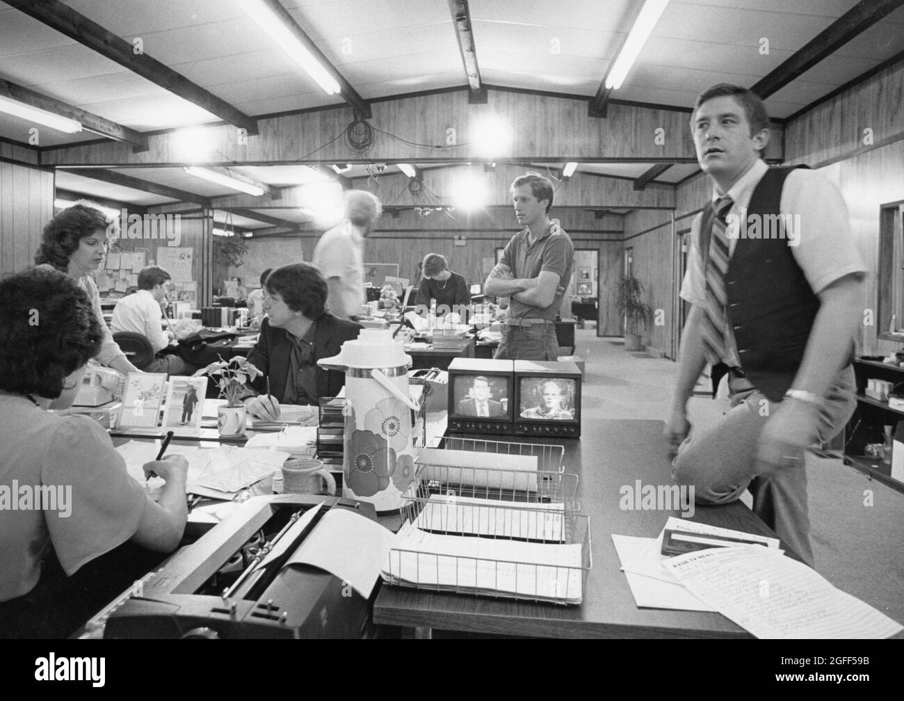 Austin Texas USA, um 1986: Beschäftigte Reporter und Produzenten unter Termindruck im TV-Newsroom. ©Bob Daemmrich Stockfoto