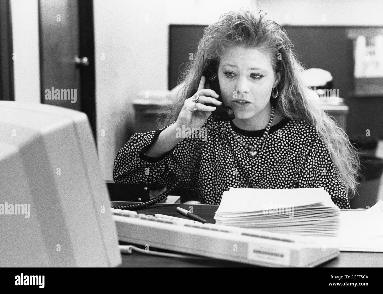 Austin Texas 1990: Dateneingabemitarbeiter telefoniert im regionalen Bearbeitungszentrum der US-amerikanischen Volkszählung. ©Bob Daemmrich Stockfoto