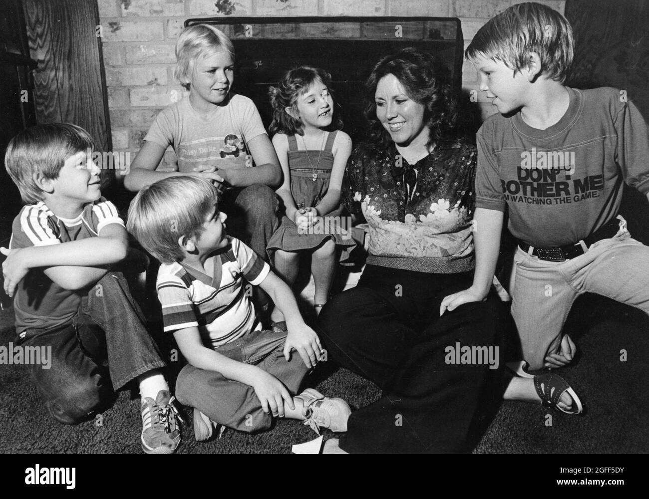 Austin Texas USA, um 1983: Mutter posiert zu Hause mit fünf adoptierten Kindern, darunter Zwillingsjungen. ©Bob Daemmrich Stockfoto