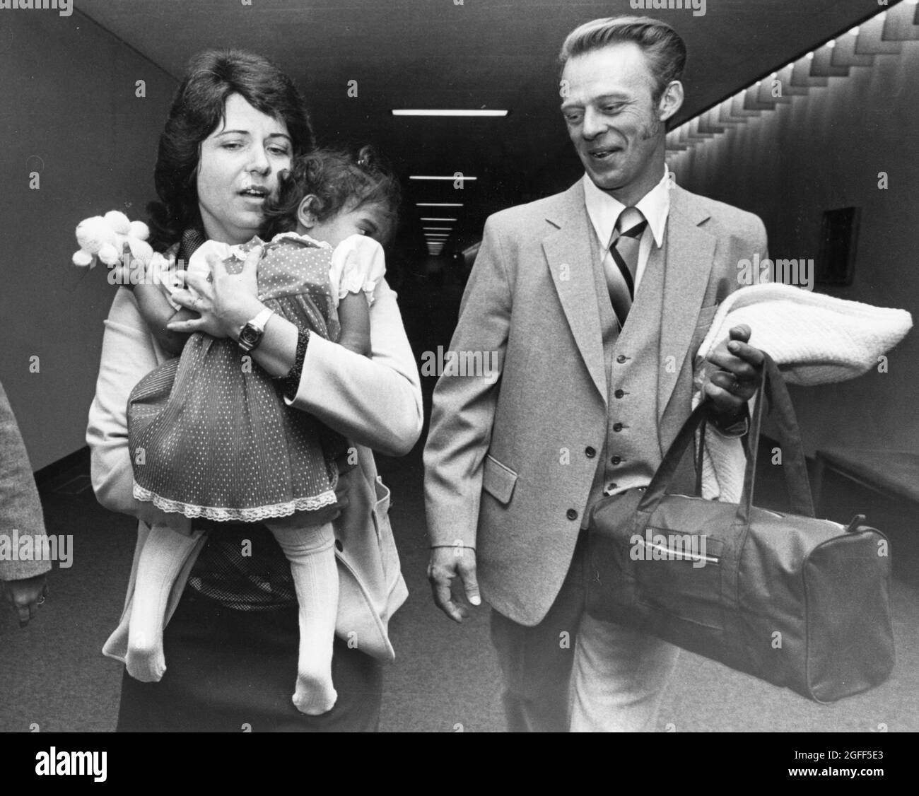 Austin Texas USA, um 1984: Nicht identifizierte Frauen und Männer bringen ihr adoptisches Baby nach der Adoption aus dem Ausland auf die Flughafenrampe. Das Kind kommt aus Indien, Adoptiveltern aus Texas. ©Bob Daemmrich Stockfoto