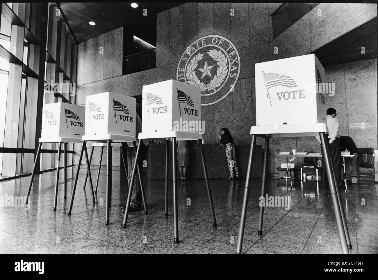 Austin Texas USA, um 1994: Frühe Wahlen in Texas, auch erweiterte Wahlen oder Abwesenheitswahlentscheidungen genannt, im Sam Houston State Office Building im Capitol Complex, die während der Geschäftszeiten für Staatsarbeiter bestimmt sind. ©Bob Daemmrich Stockfoto