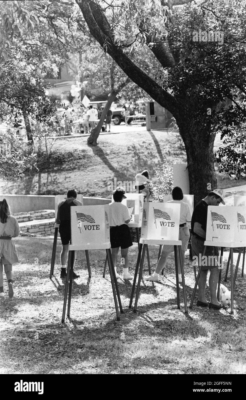 Austin Texas USA, um 1992: Frühe Wahlen im Freien im öffentlichen Park in der Nähe der Innenstadt während der Präsidentschaftswahlen. ©Bob Daemmrich Stockfoto