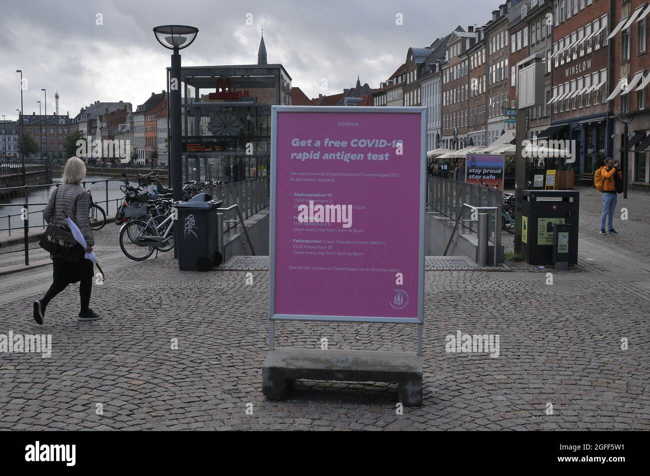 Kopenhagen, Dänemark., 25. August 2021,für Touristen und Visistoren erhalten Sie einen kostenlosen Covid-19 RAID-Antigen-Test,Billbaord platziert auf SGL.Strand m Stockfoto