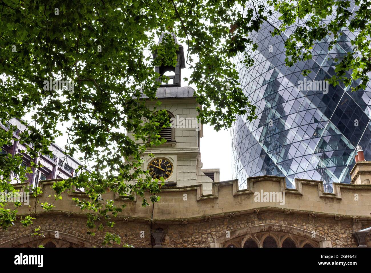 LONDON CITY ST HELEN'S CHURCH BISHOPSGATE DER UHRTURM UND GHERKIN SKYSCAPER GEBÄUDE IM SOMMER Stockfoto