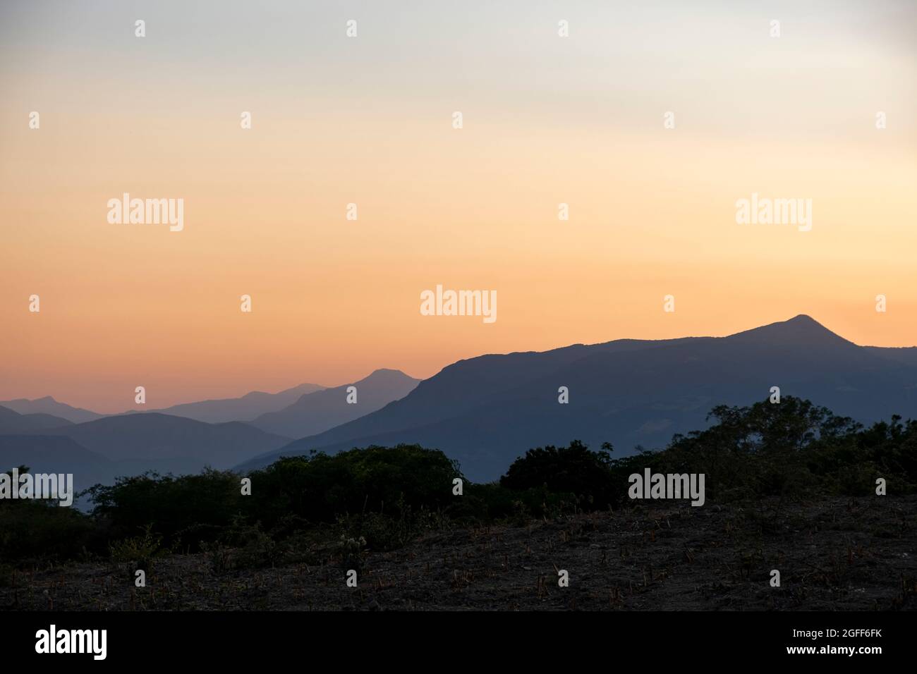 Die Berge reichen in der Dämmerung. Colima, Mexiko Stockfoto