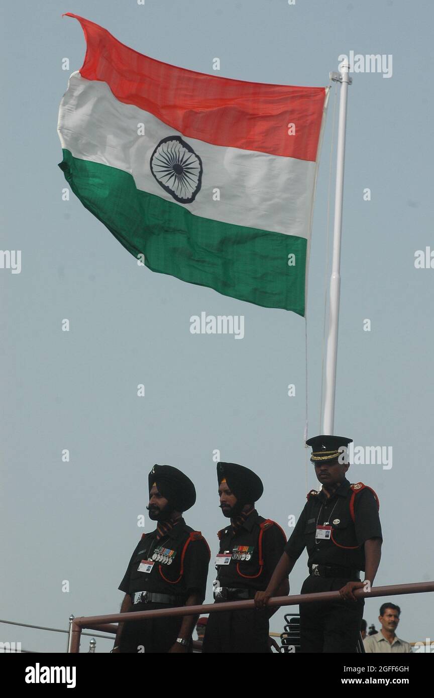 Der indische Armeeoffizier steht am Unabhängigkeitstag in der Nähe der Nationalflagge auf den Wällen des Roten Fort in Delhi. Foto von Sondeep Shankar Stockfoto