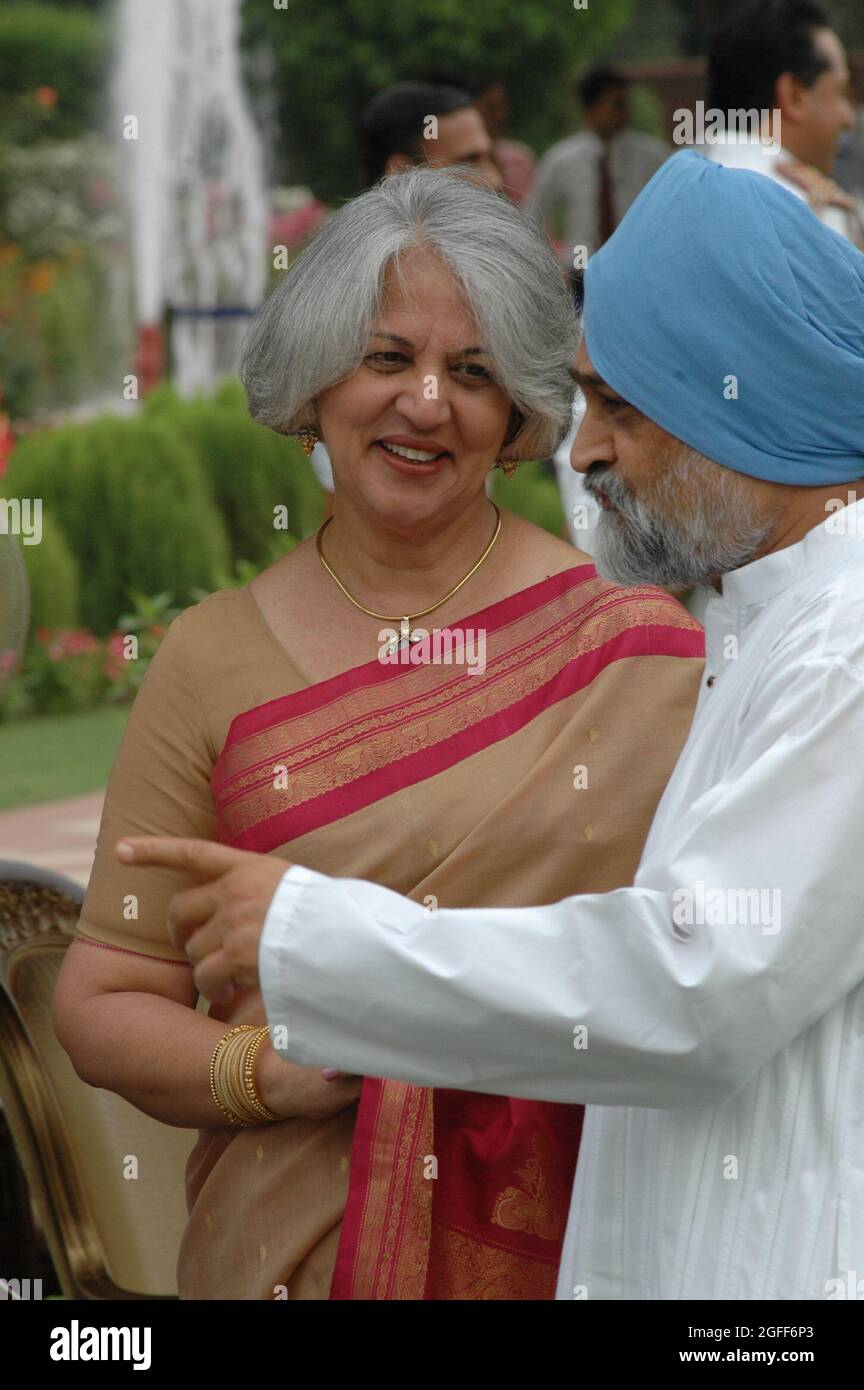 Der ehemalige stellvertretende Vorsitzende der Planungskommission, Montek Singh Ahluwalia, und seine Frau Isher Judge Ahluwalia, Economist und Padma-Bhushan-Preisträgerin. Pho Stockfoto