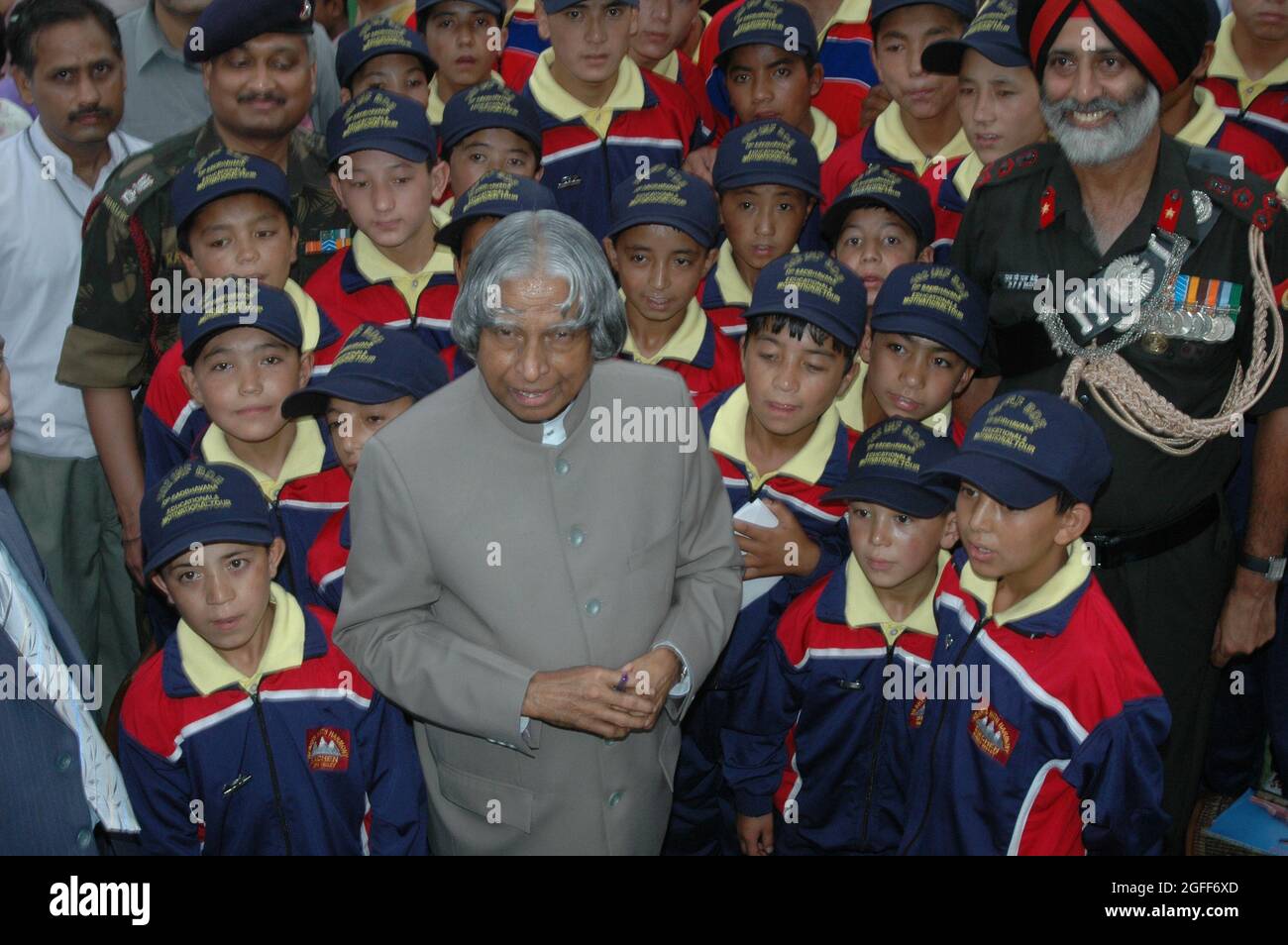 Präsident A.P.J Kalam mit Schulkindern aus Kaschmir bei einem Staatsempfang in den Mughal Gardens of Rashtrapati Bhawan in Neu-Delhi zur Unabhängigkeit Stockfoto